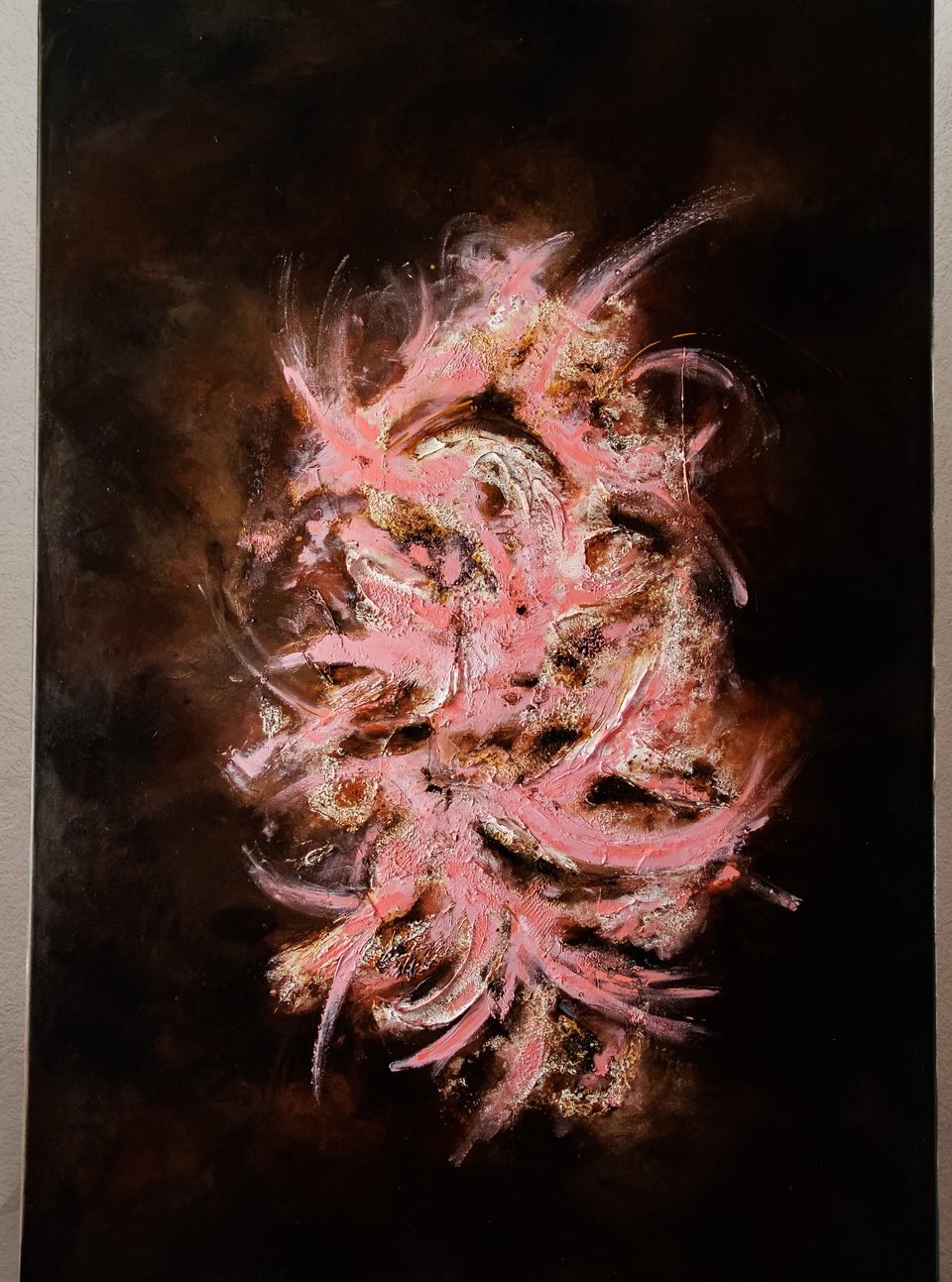 L'Élan — toile verticale sombre, traversée d'une gerbe de rose, blanc et or au centre.