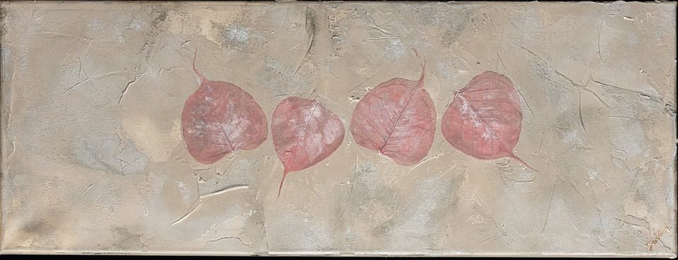 Poésie — panneau horizontal beige et texturé, où quatre feuilles rosées se suivent en ligne.