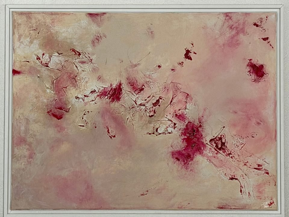 Sakura — toile claire beige rosé, parsemée d'éclats framboise, dans une caisse américaine blanche.